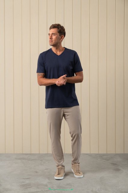 Camiseta Básica Algodão Premium com Elastano Gola V
